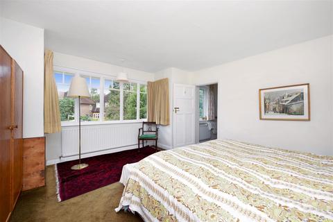 31 Lindisfarne Road, London, SW20 0NW
