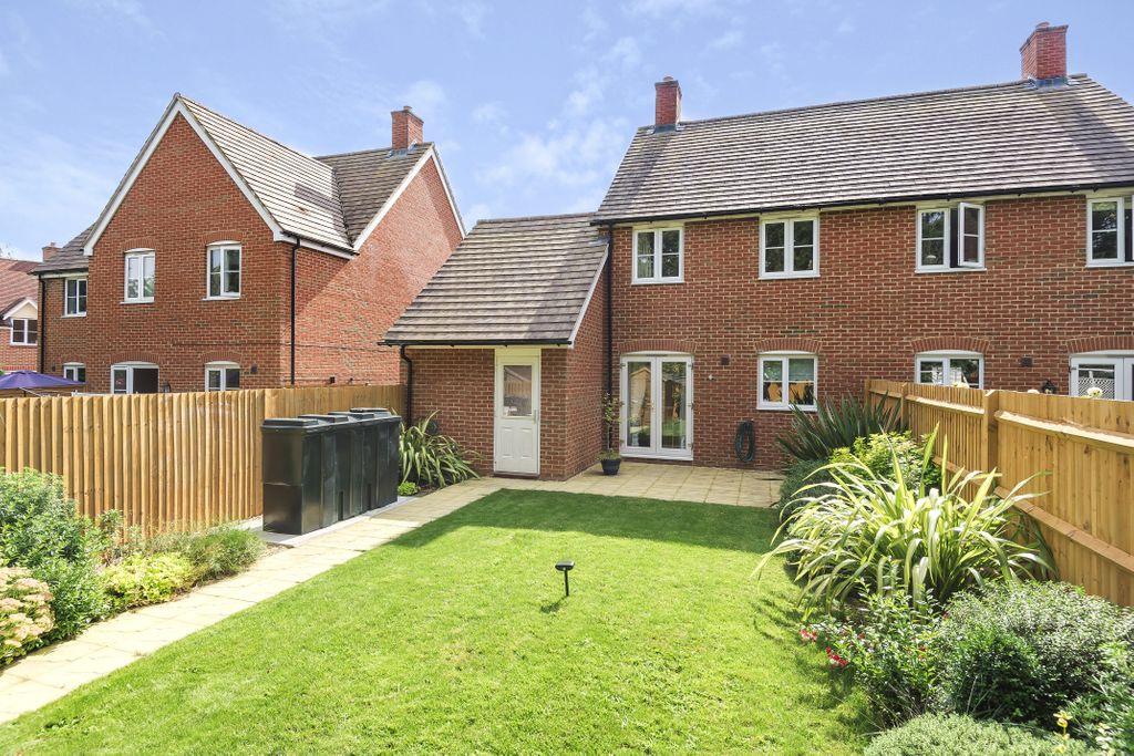 Harrow Drive, Headley, Thatcham RG19 8FH 3 bed semidetached house £