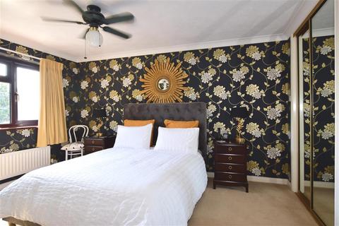 11 Honeypot Close, Rochester, ME2 3DU