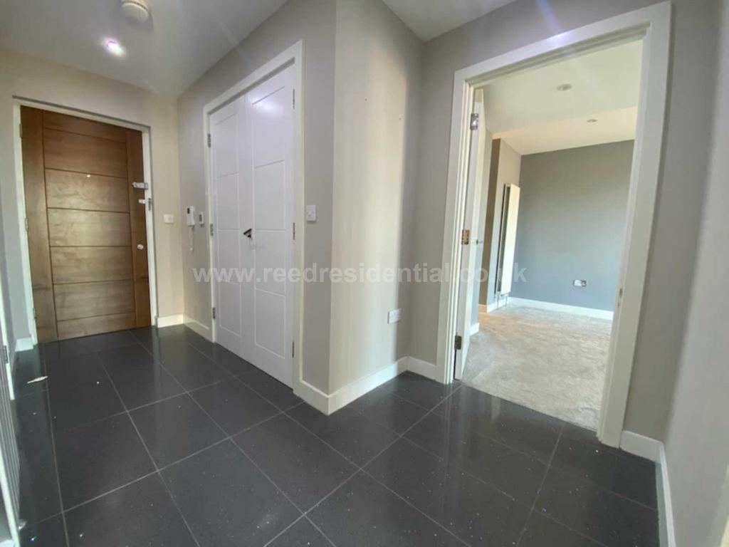 Beaumont Court, Victoria Avenue, Southend On Sea 2 bed flat to rent £