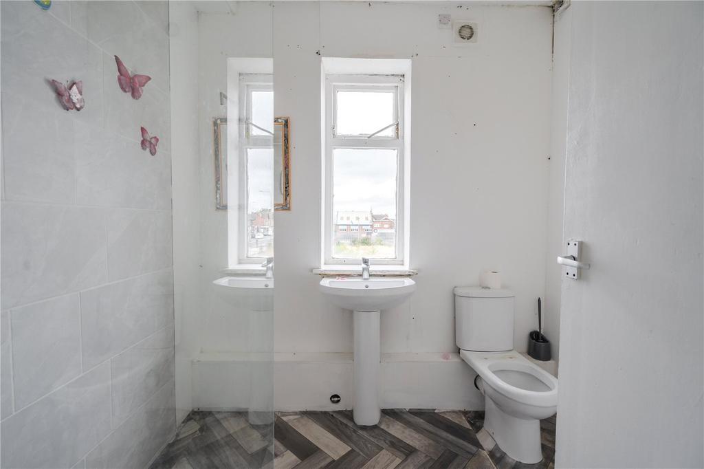 Flat 1 Bathroom