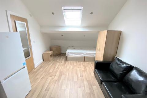 Studio to rent, Jubilee Drive, Liverpool
