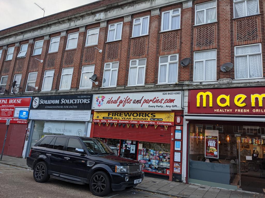 3 Bedroom split level first & second floor Maison