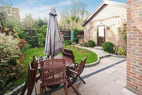 14 Airdrie Close, Hayes, UB4 9SR