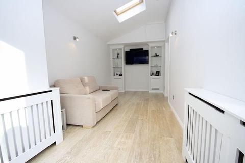 14 Airdrie Close, Hayes, UB4 9SR