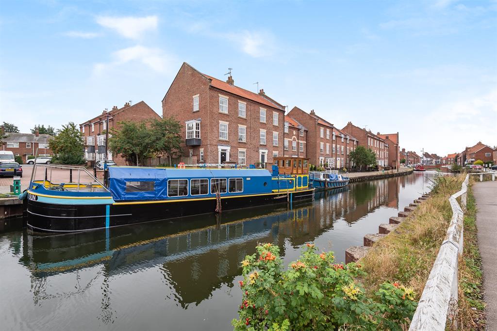 Waterside Road, Beverley, East Yorkshire, HU17 0PP 3 bed terraced house