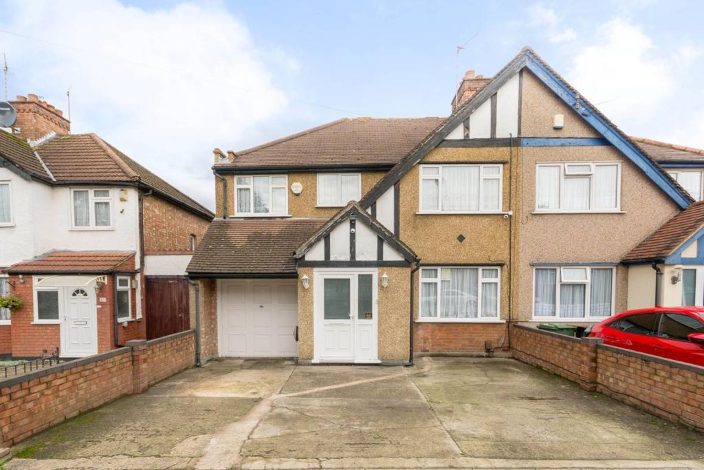 Boxtree Lane, Harrow Weald, HA3 4 bed semidetached house £550,000