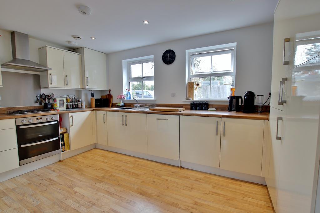 SAMUEL MORTIMER CLOSE, CATISFIELD 2 bed apartment £209,950