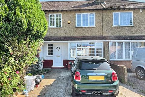 3 bedroom terraced house to rent, Park View Road, Uxbridge UB8