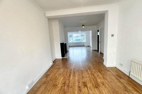 3 bedroom terraced house to rent, Park View Road, Uxbridge UB8
