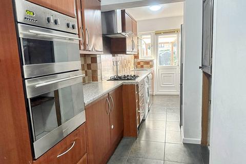 3 bedroom terraced house to rent, Park View Road, Uxbridge UB8
