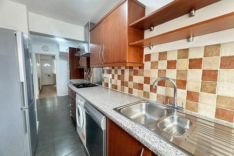 3 bedroom terraced house to rent, Park View Road, Uxbridge UB8