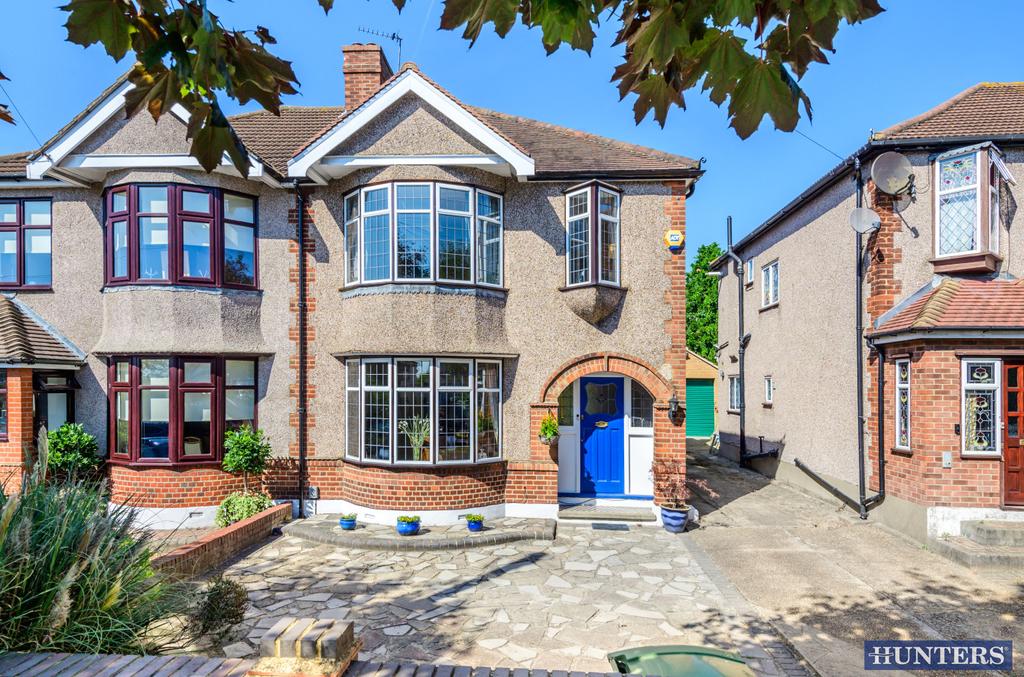 Ravenscourt Grove, Hornchurch, Essex 3 bed semidetached house £550,000