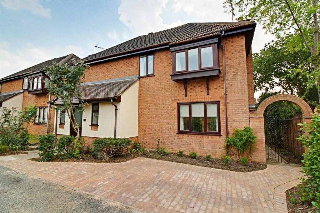 Dove Close, Stortford, Hertfordshire 4 bed detached house £1,950 pcm (£450 pw)