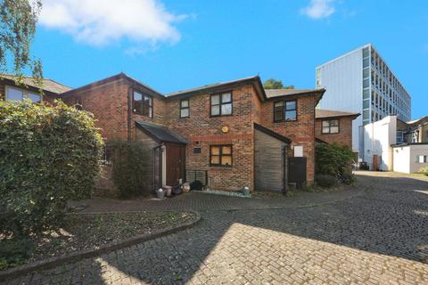 6 Lamplighter Close, London, E1 4UZ