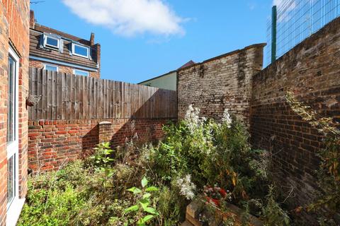6 Lamplighter Close, London, E1 4UZ