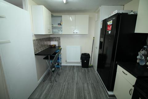 42 Cliff Walk, London, E16 4HN