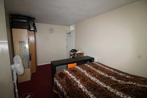 42 Cliff Walk, London, E16 4HN