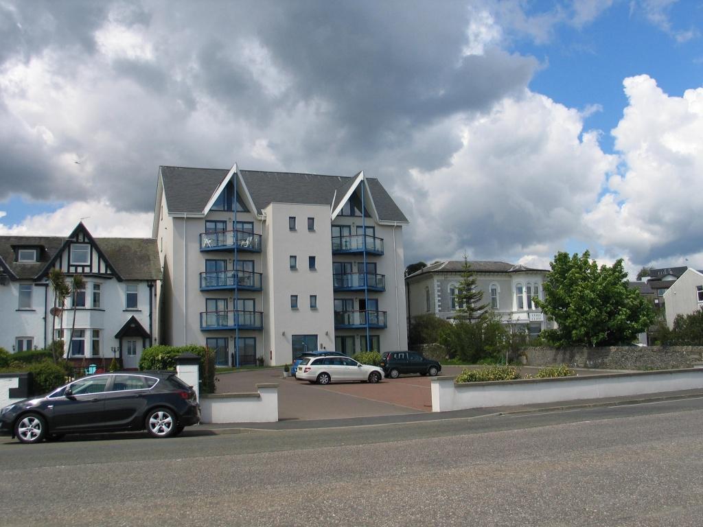 Flat 4 139 Alexandra Parade, Dunoon, PA23 8AW 2 bed flat £200,000