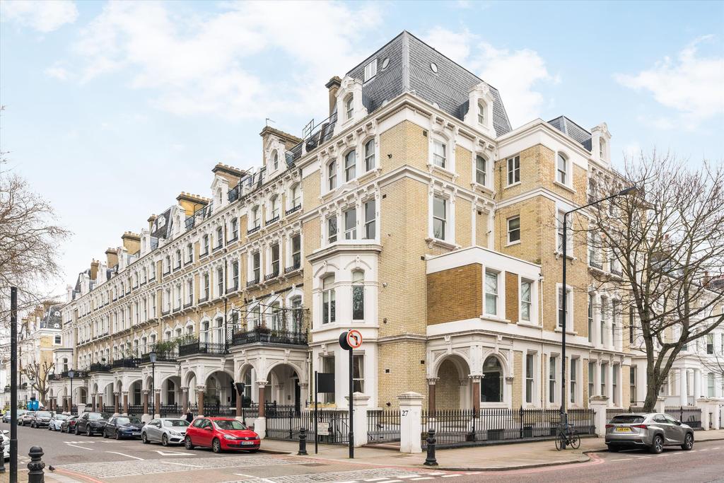 Redcliffe Square, Chelsea, London, SW10 3 bed flat - £1,100,000