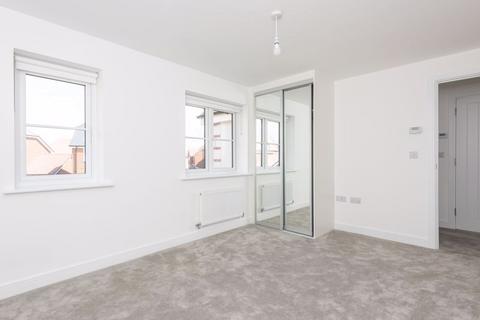 2 bedroom property to rent, Sherman Avenue, Walton-On-Thames