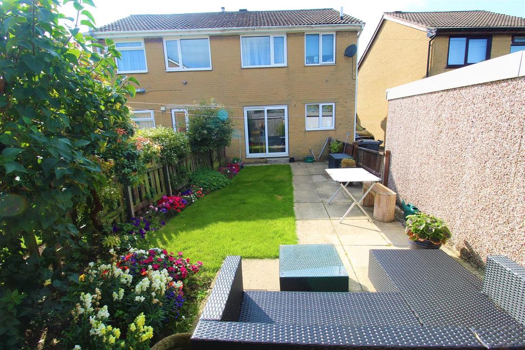 Upper Bank End Road, Holmfirth, HD9 1EW 3 bed semidetached house £