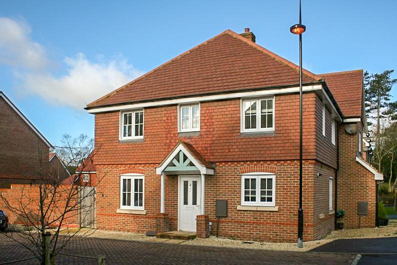 Chichester Road, Hellingly, Hailsham 3 bed semidetached house £995 pcm (£230 pw)