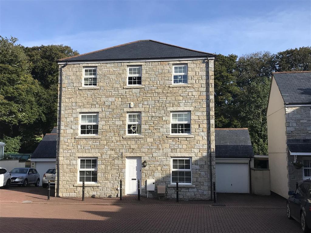Hollow Crescent, Duporth, St. Austell 5 bed detached house £525,000