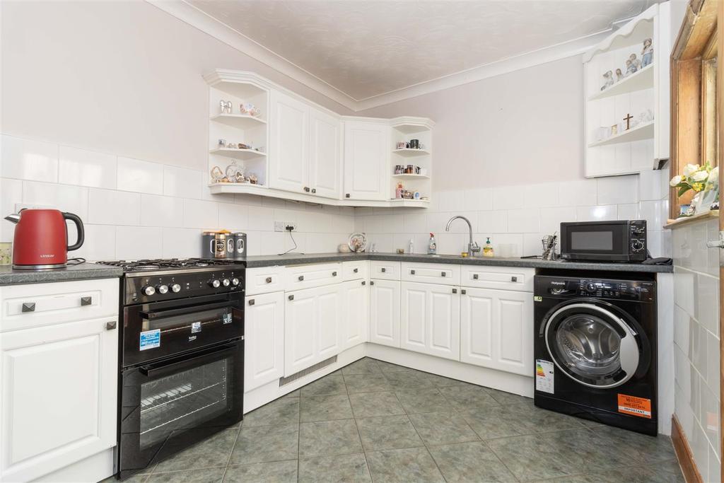 Lanfranc Road, Worthing 2 bed end of terrace house £300,000