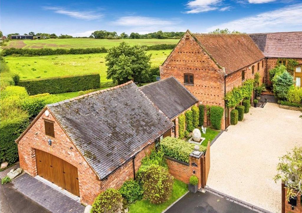 The Habit, Kiddemore Green Road, Brewood, Stafford, ST19 4 bed barn