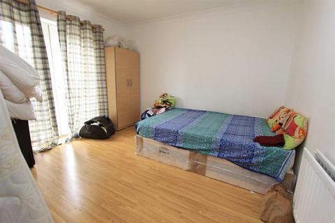 1 bedroom flat for sale, Saunders Close, Seven Kings