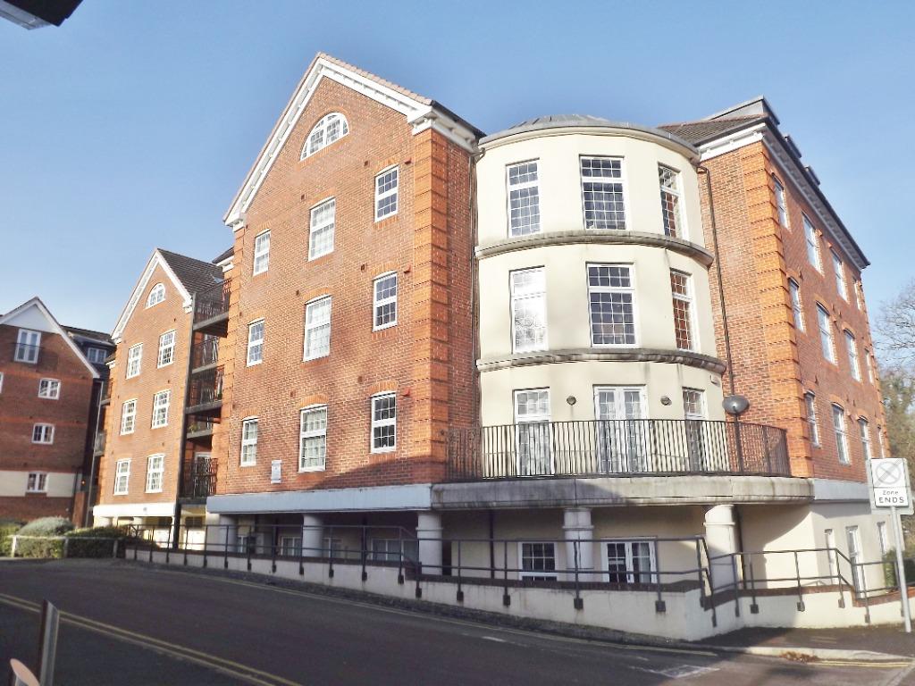 Dorchester Court, London Road, Camberley, GU15 2 bed flat £1,000 pcm