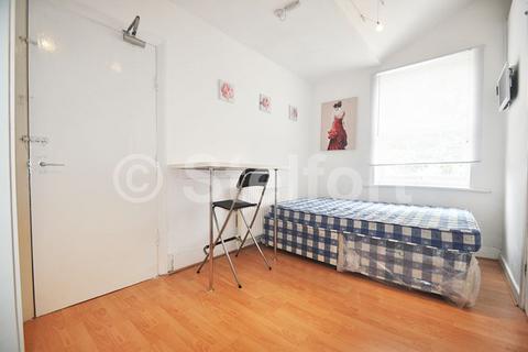 Studio to rent, Commercial Road, London, E14