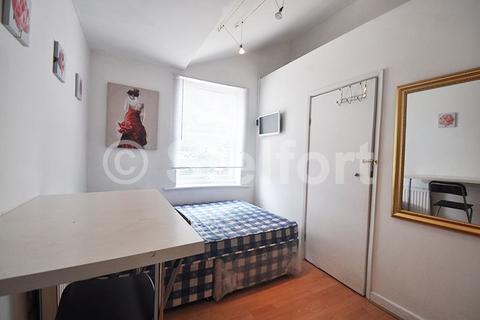 Studio to rent, Commercial Road, London, E14
