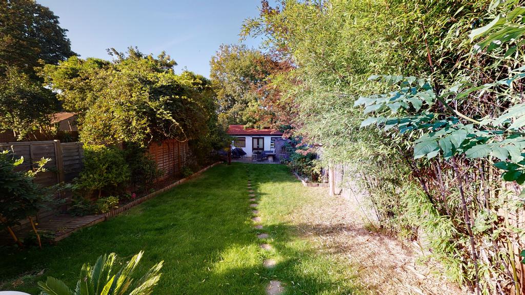 Ridge Avenue, London N21 6 bed house share £650 pcm (£150 pw)