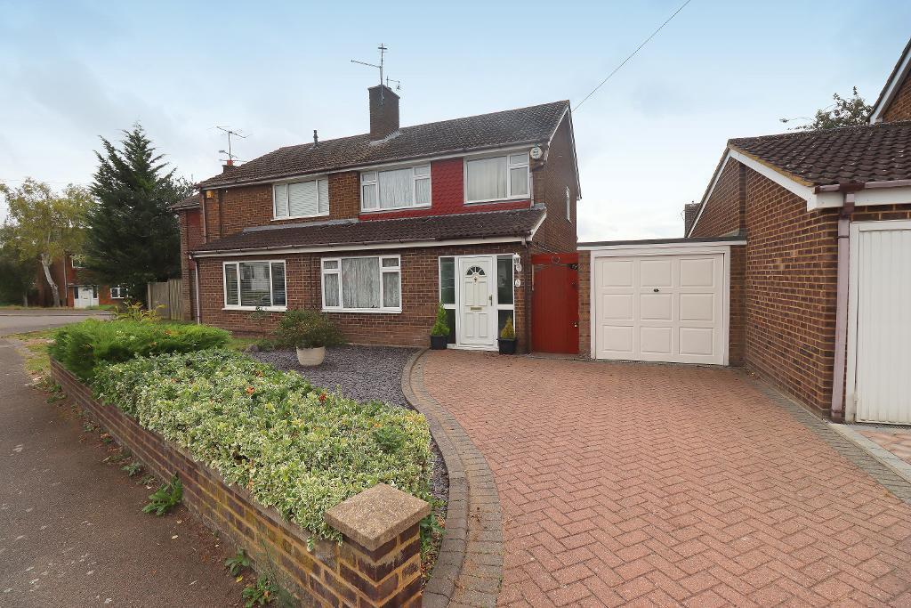 Kinross Crescent, Sundon Park, Luton... 3 bed semidetached house £