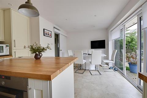 2 Normandale, Bexhill-on-sea, TN39 3LU