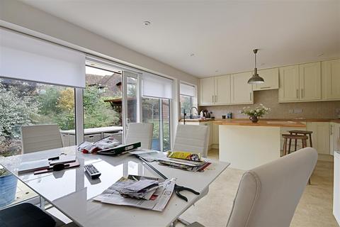 2 Normandale, Bexhill-on-sea, TN39 3LU