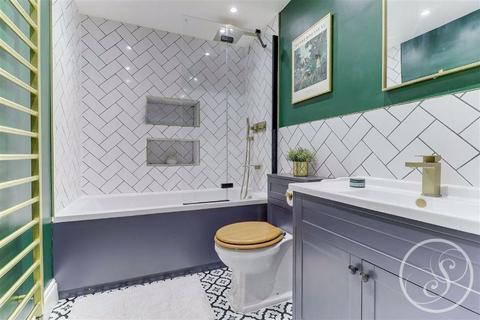 Second Floor Flat, 2 Westfield Terrace, Leeds, LS7 3QG