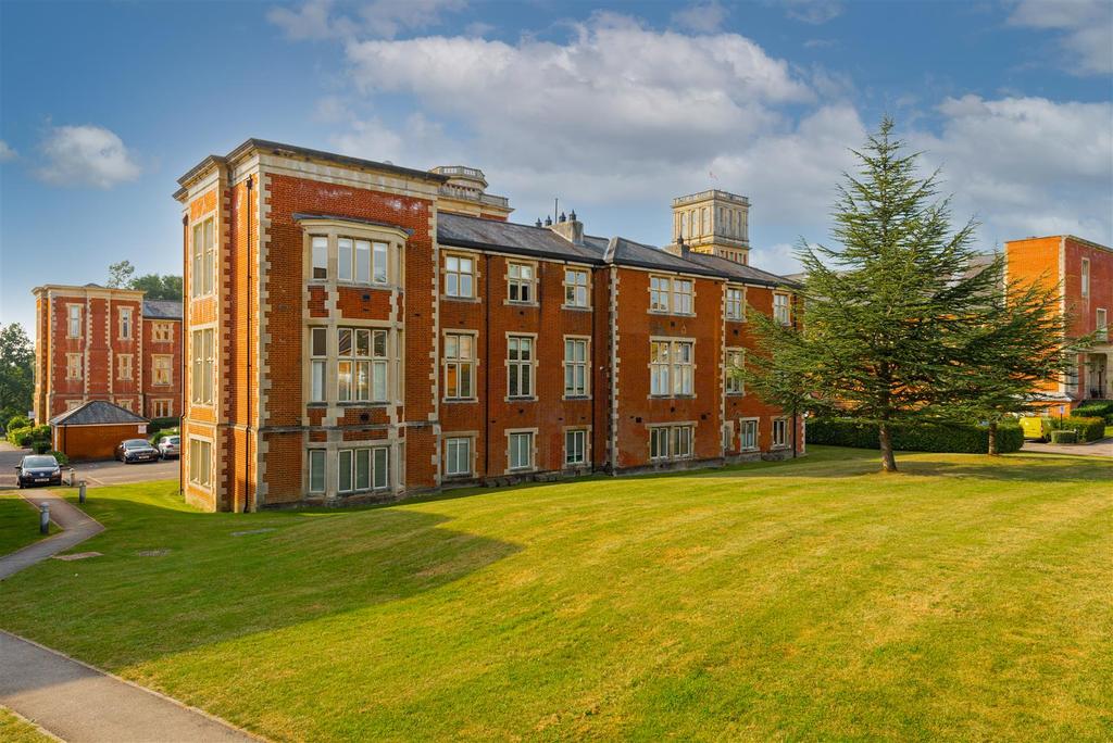 Royal Earlswood Park, Redhill 2 bed apartment £400,000