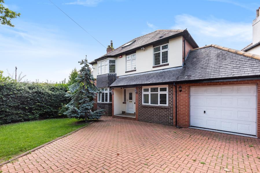 LIDGETT LANE, LEEDS, WEST YORKSHIRE, LS17 6PP 4 bed detached house £