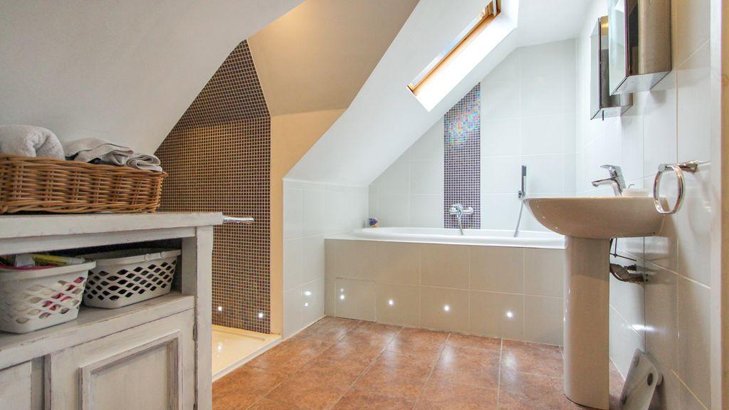 Ensuite to Bed 1