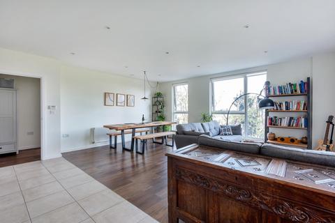 18, Alacia Court Palmerston Road, London, W3 8GJ