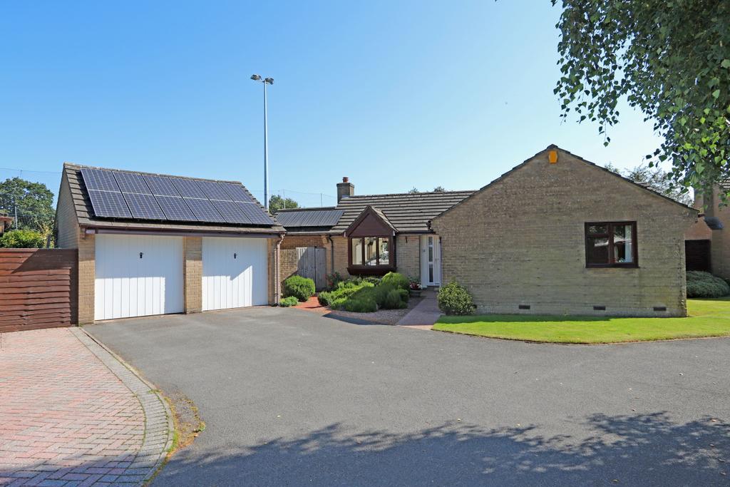 Apple Drive, Willand Old Village, EX15 3 bed detached bungalow £420,000