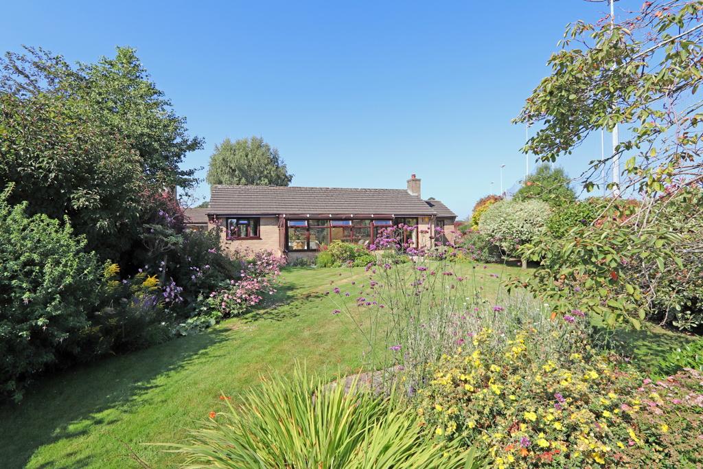 Apple Drive, Willand Old Village, EX15 3 bed detached bungalow £420,000