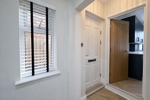 2 bedroom flat for sale, Roberts Road, Hp13