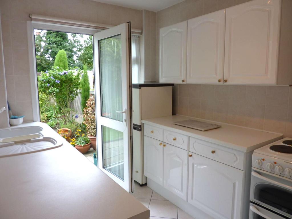 Astra Close, Hornchurch, RM12 3 bed terraced house £1,450 pcm (£335 pw)