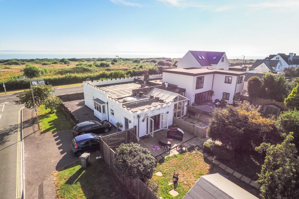 PORTSMOUTH ROAD, LEEONTHESOLENT. AUCTION GUIDE PRICE £385,000. 4 bed