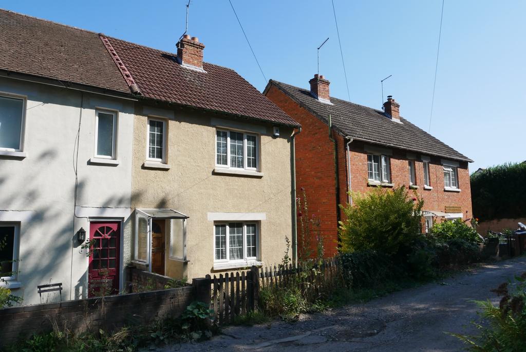 RED BARN LANE, FAREHAM. AUCTION GUIDE PRICE £180,000. 2 bed semi