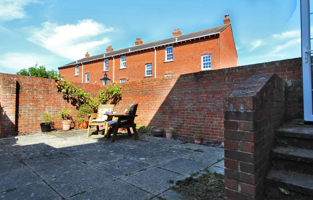 Trafalgar Place, Lymington... 3 bed end of terrace house £1,400 pcm